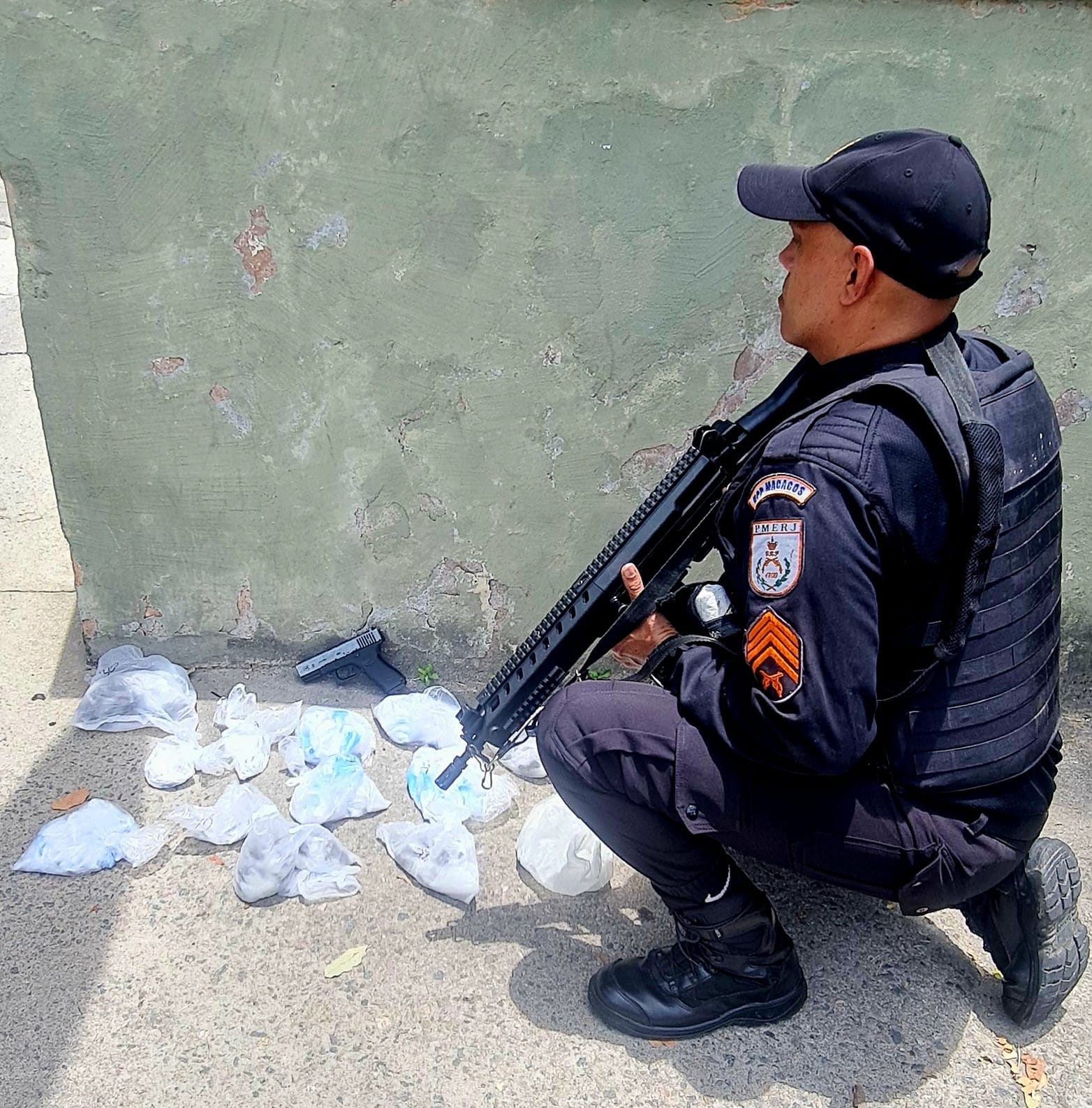PMs apreendem drogas na Tijuca após informações do DIsque Denúncia 